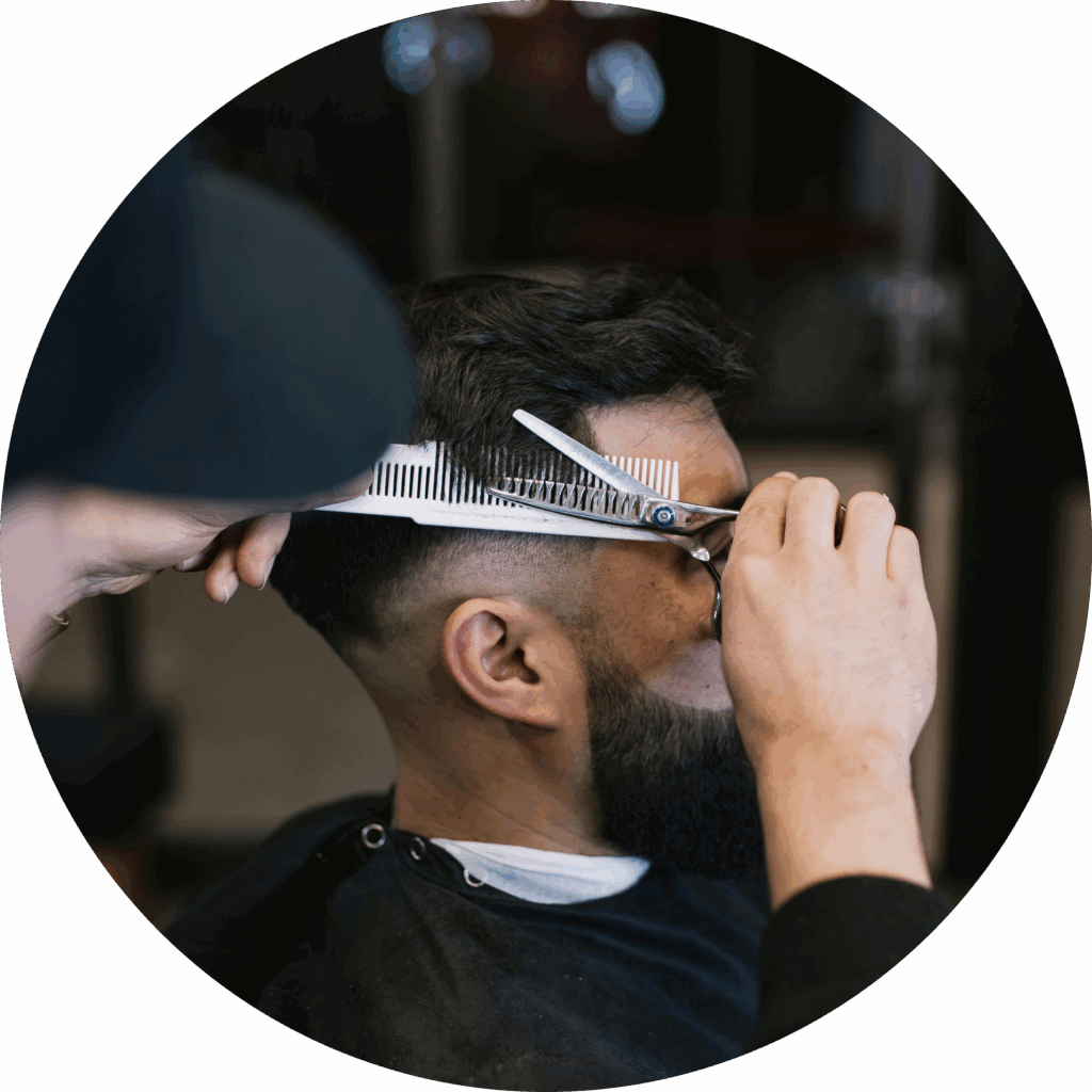 barber-klipper-hår-round En barber klipper hår på kunde
