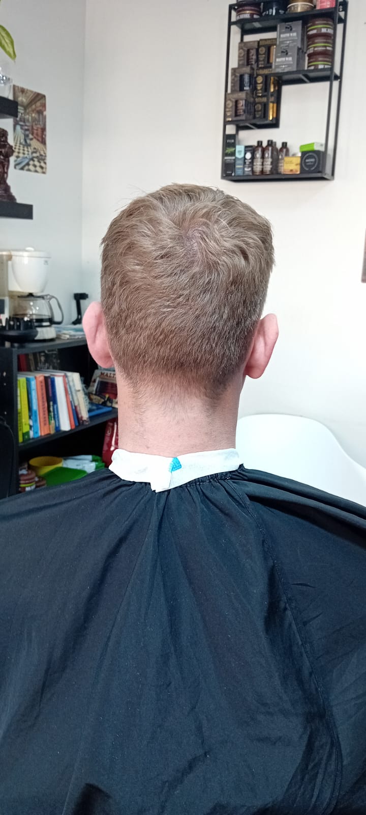 Før high skin fade frisure på klient med blondt hår - herrefrisure set fra bagfra