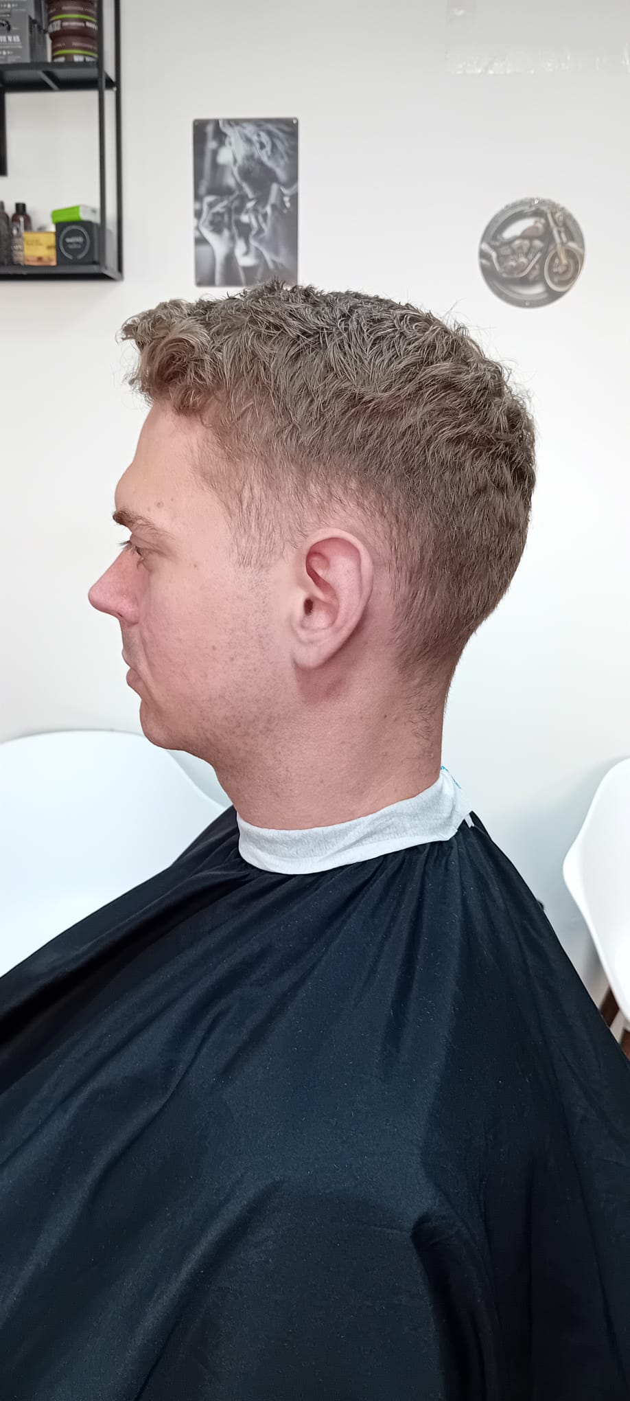 Før high skin fade frisure på klient med blondt hår - herrefrisure set fra venstre side