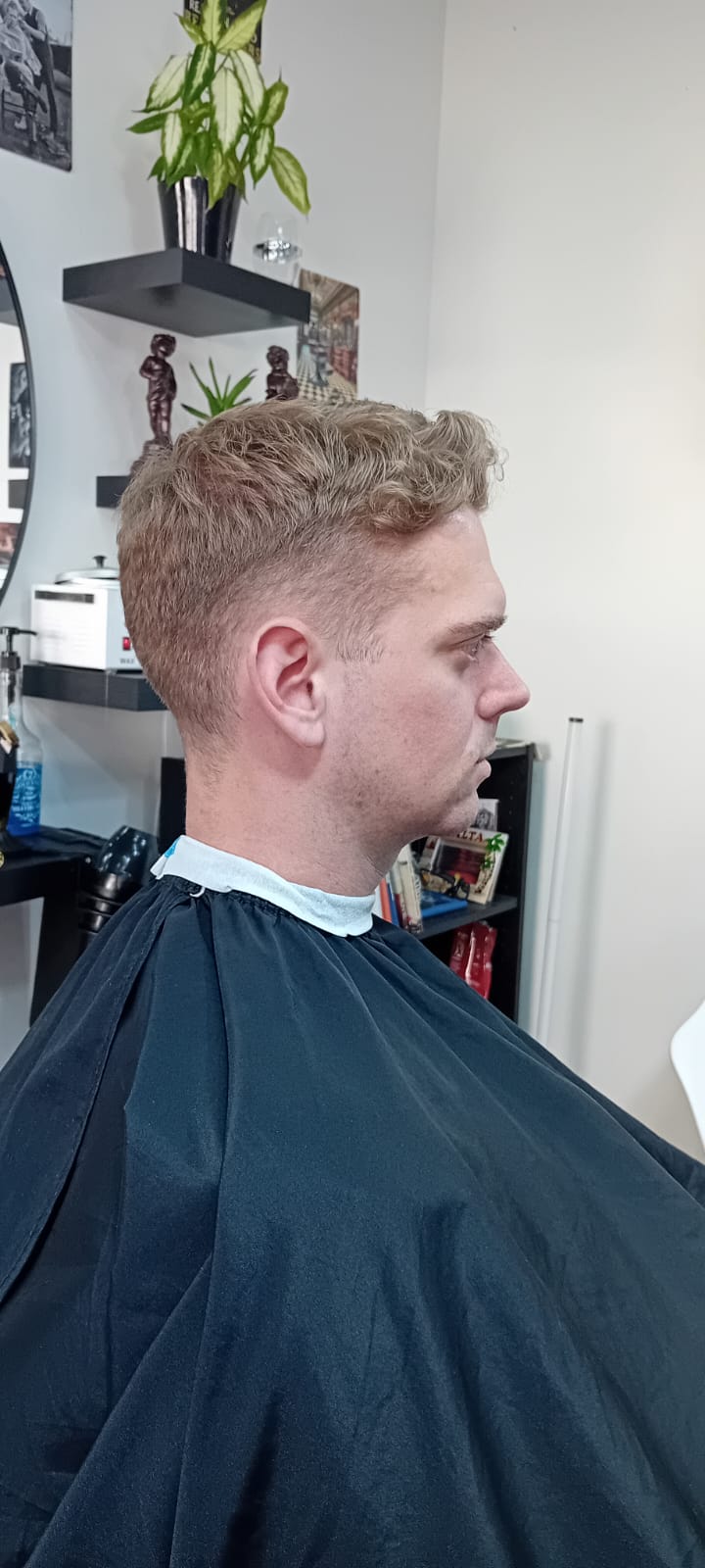 Før high skin fade frisure på klient med blondt hår - herrefrisure set fra højre side
