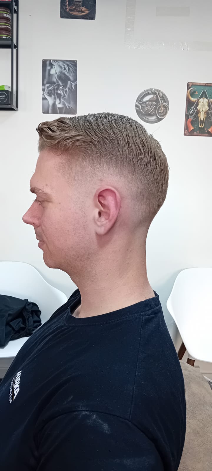 High skin fade frisure på klient med blondt hår - herrefrisure set fra venstre side