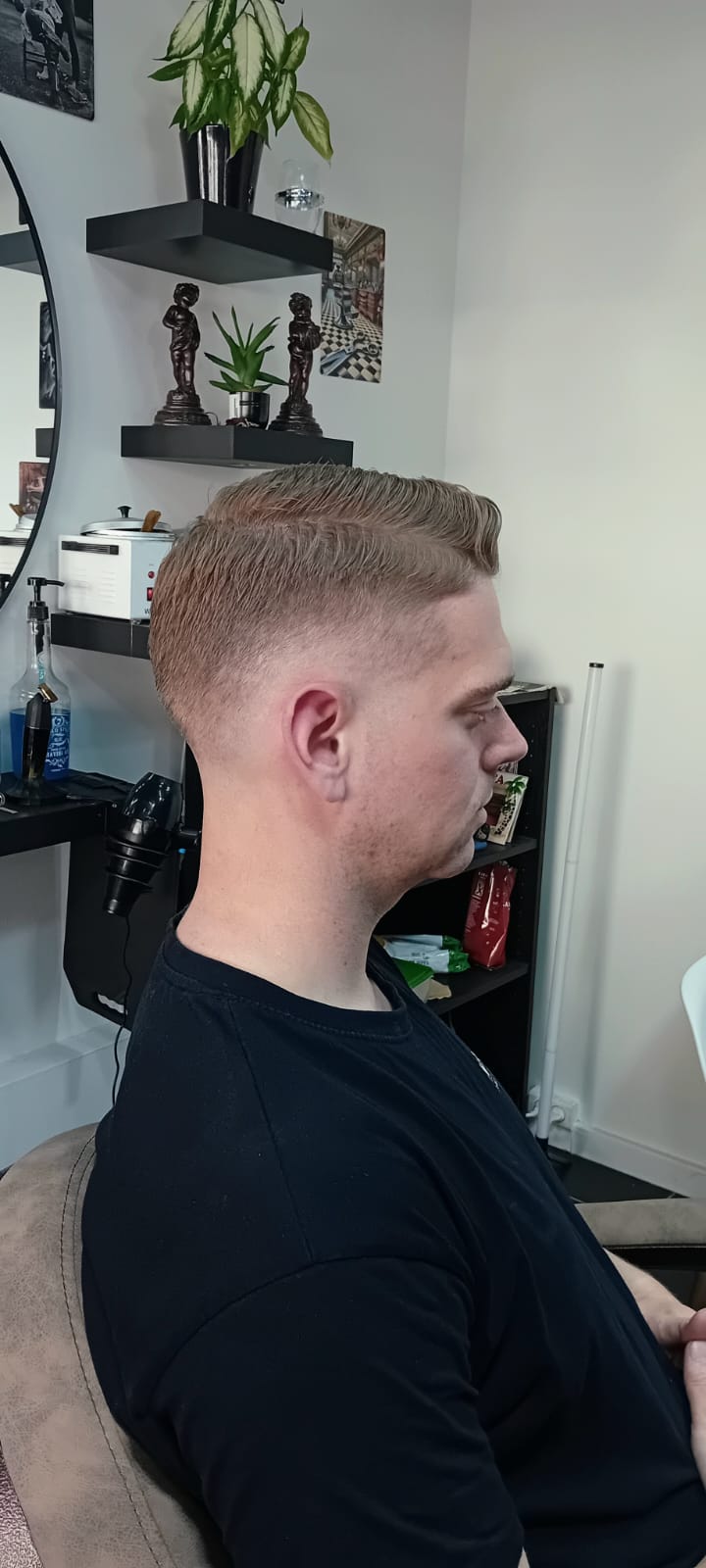 High skin fade frisure på klient med blondt hår - herrefrisure set fra højre side
