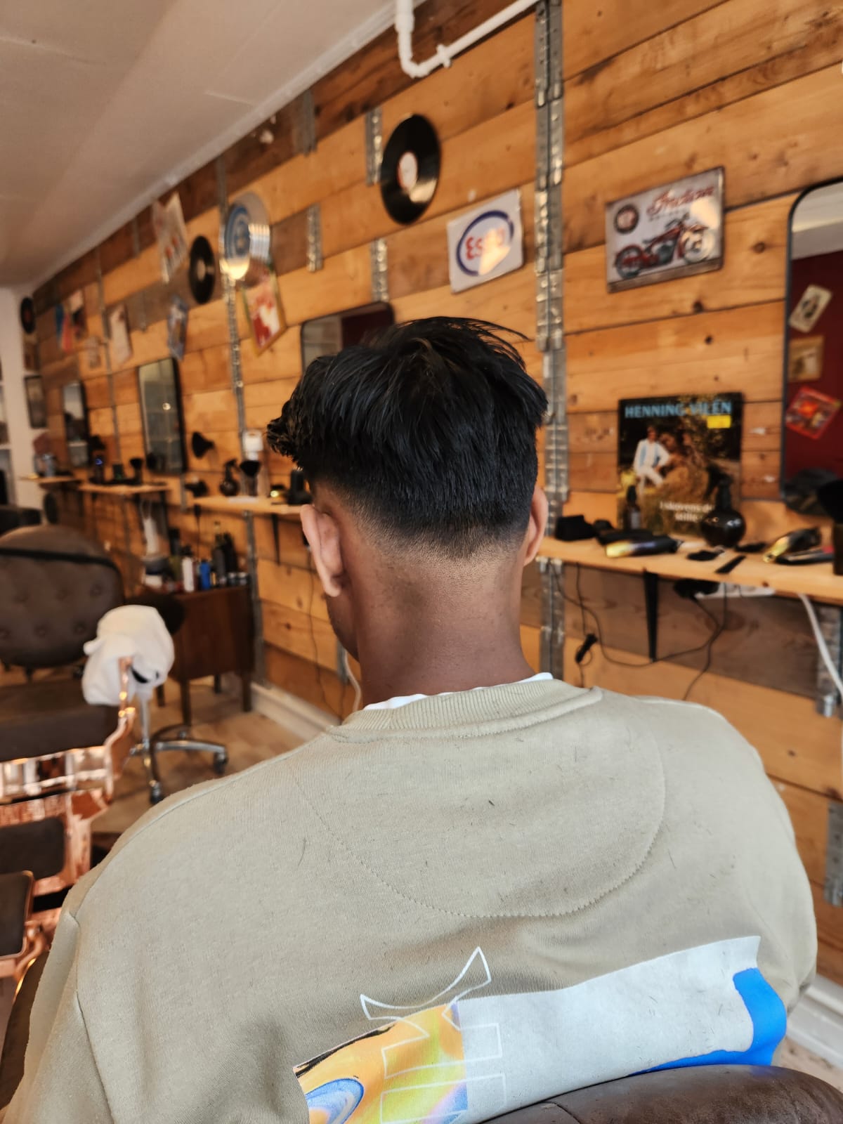 Low fade frisure på klient med mørkt hår - herrefrisure set bagfra