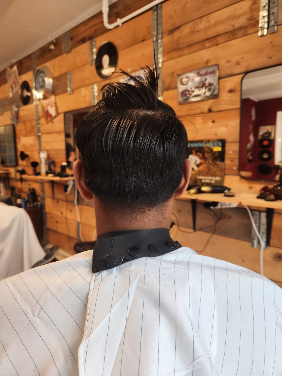 Før low fade frisure på klient med mørkt hår - herrefrisure set bagfra