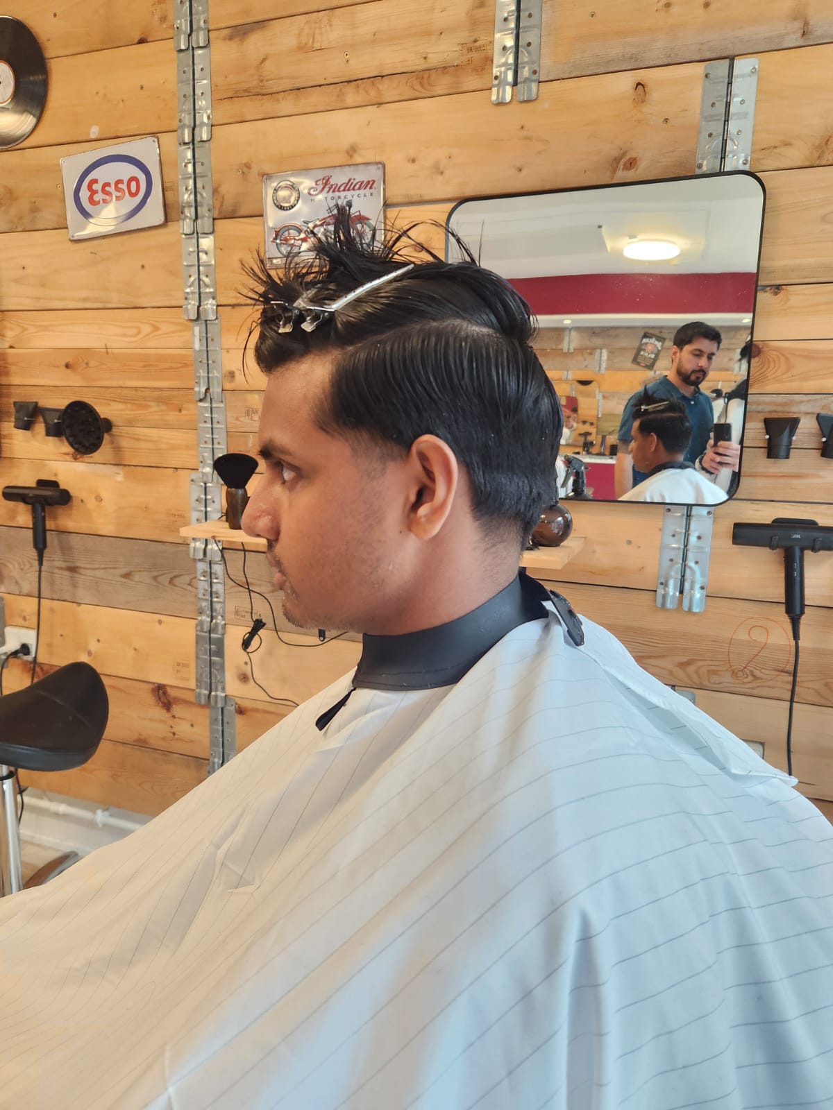 Før low fade frisure på klient med mørkt hår - herrefrisure set fra venstre side