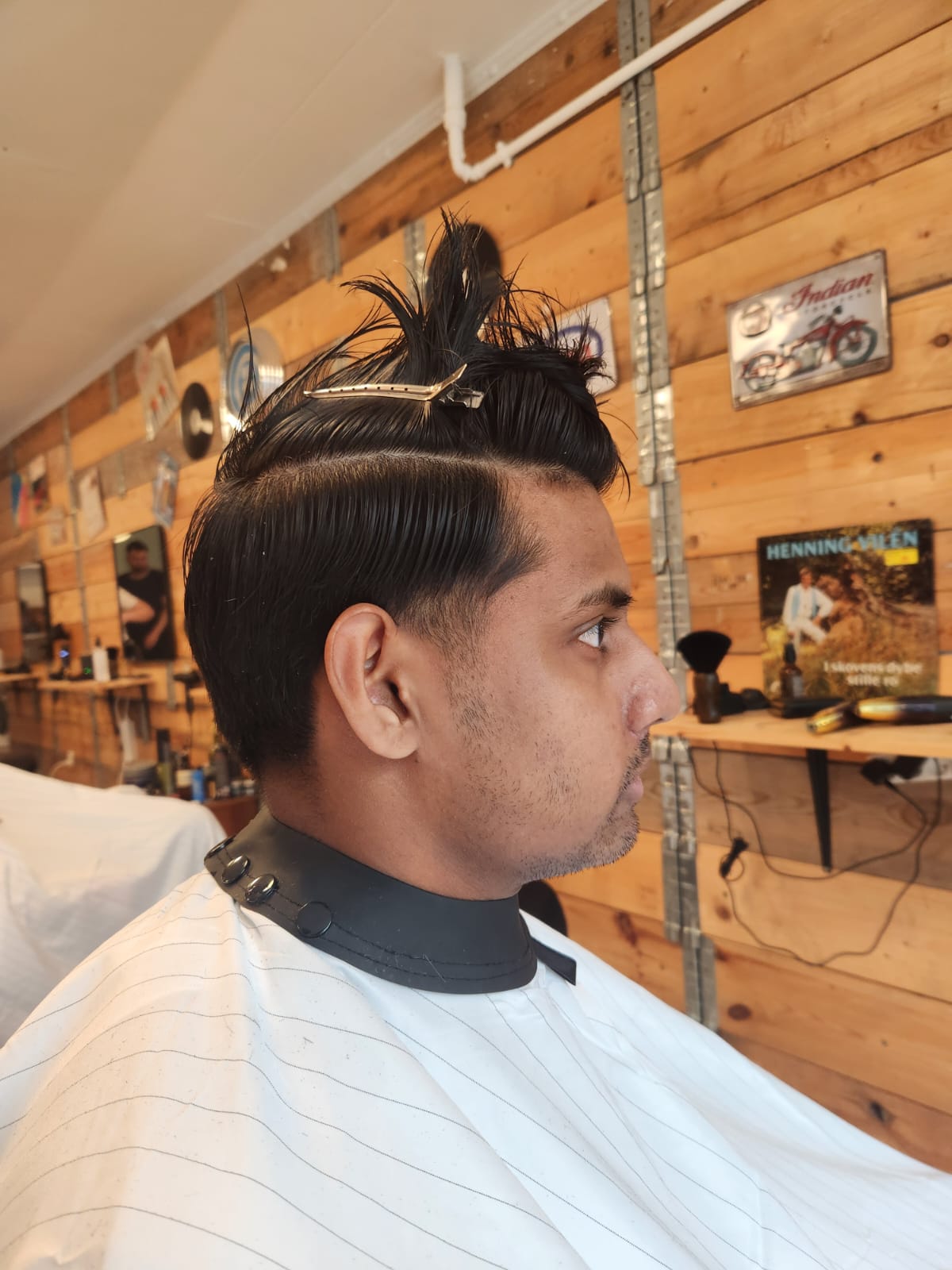 Før low fade frisure på klient med mørkt hår - herrefrisure set fra højre side