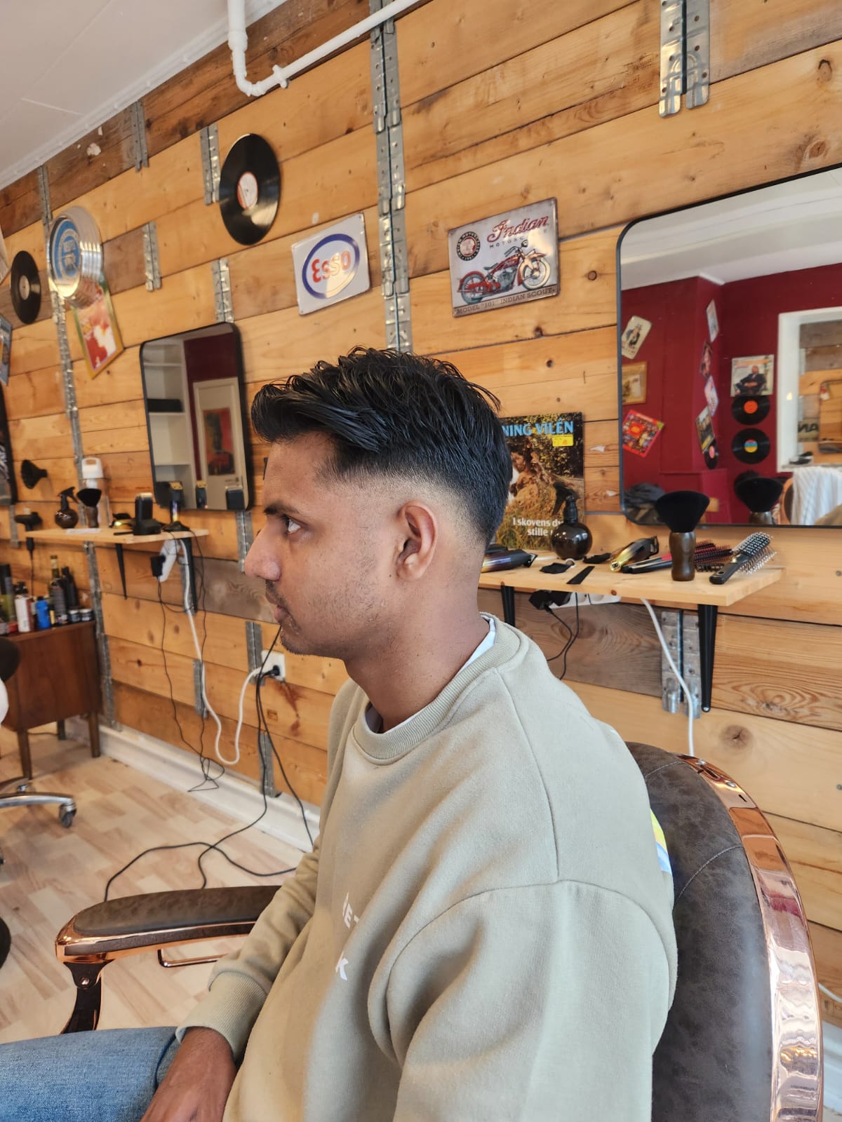 Low fade frisure på klient med mørkt hår - herrefrisure set fra venstre side