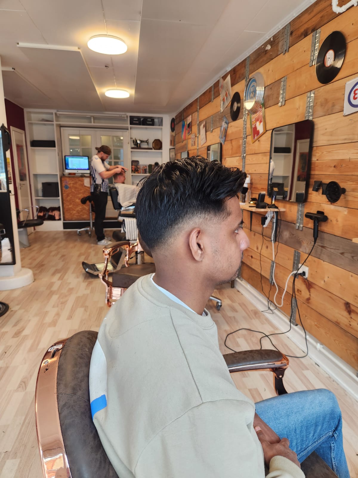 Low fade frisure på klient med mørkt hår - herrefrisure set fra højre side