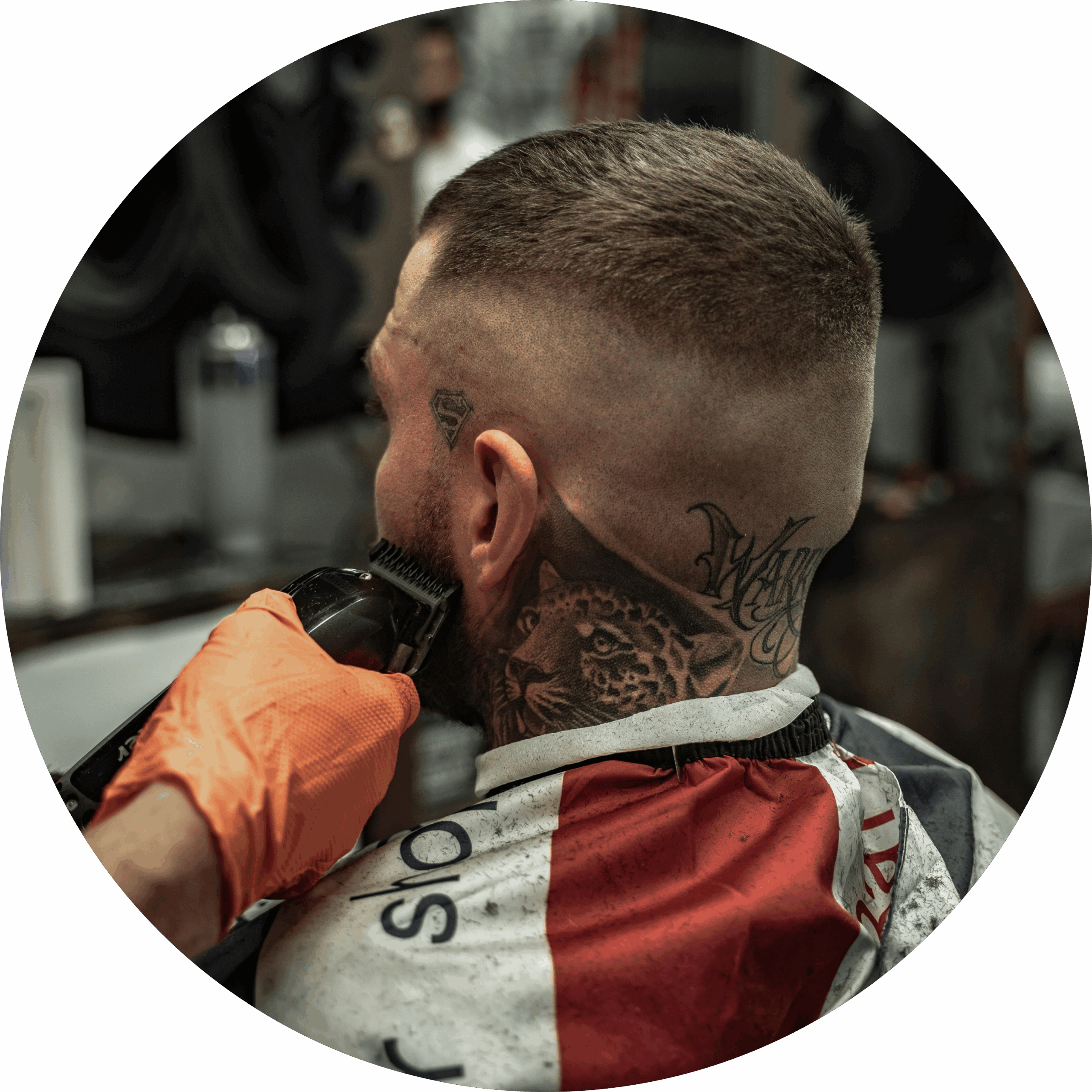 mand-fade-frisure-skægtrimning-round En barber trimmer skæg på en kunde med fade frisure