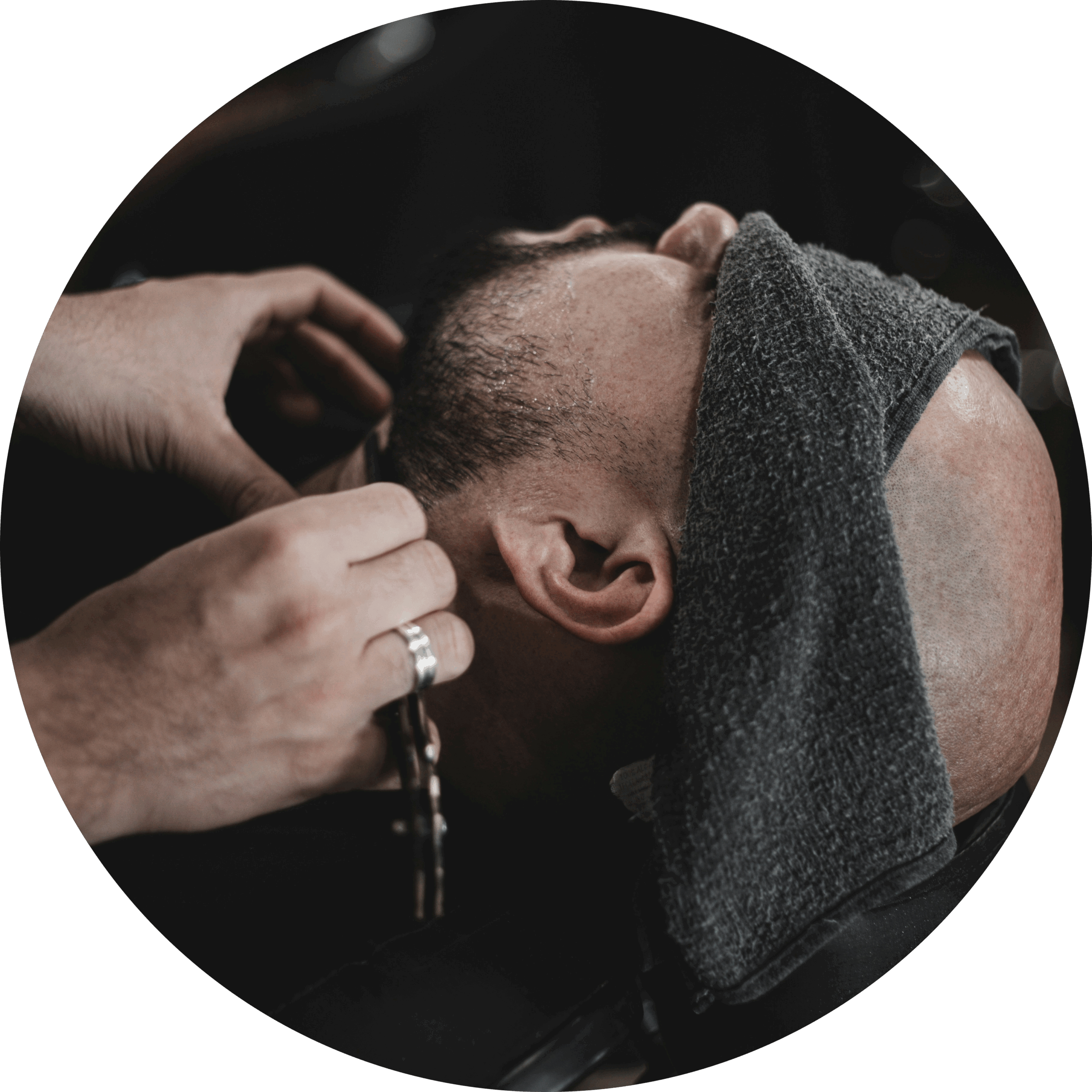 mand-skægtrimning-round En mand får en klassisk skægtrimning