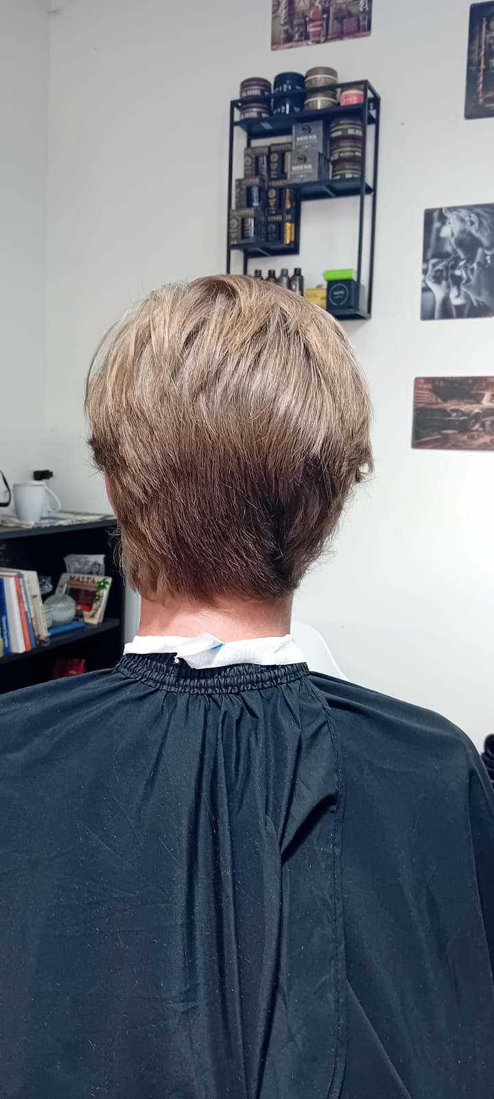 Før slick back frisure med low fade i siderne på klient med blondt hår - herrefrisure set bagfra