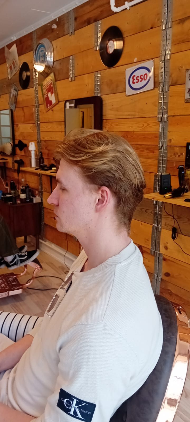 Før slicked back undercut frisure på klient med rødt hår - herrefrisure set fra venstre side