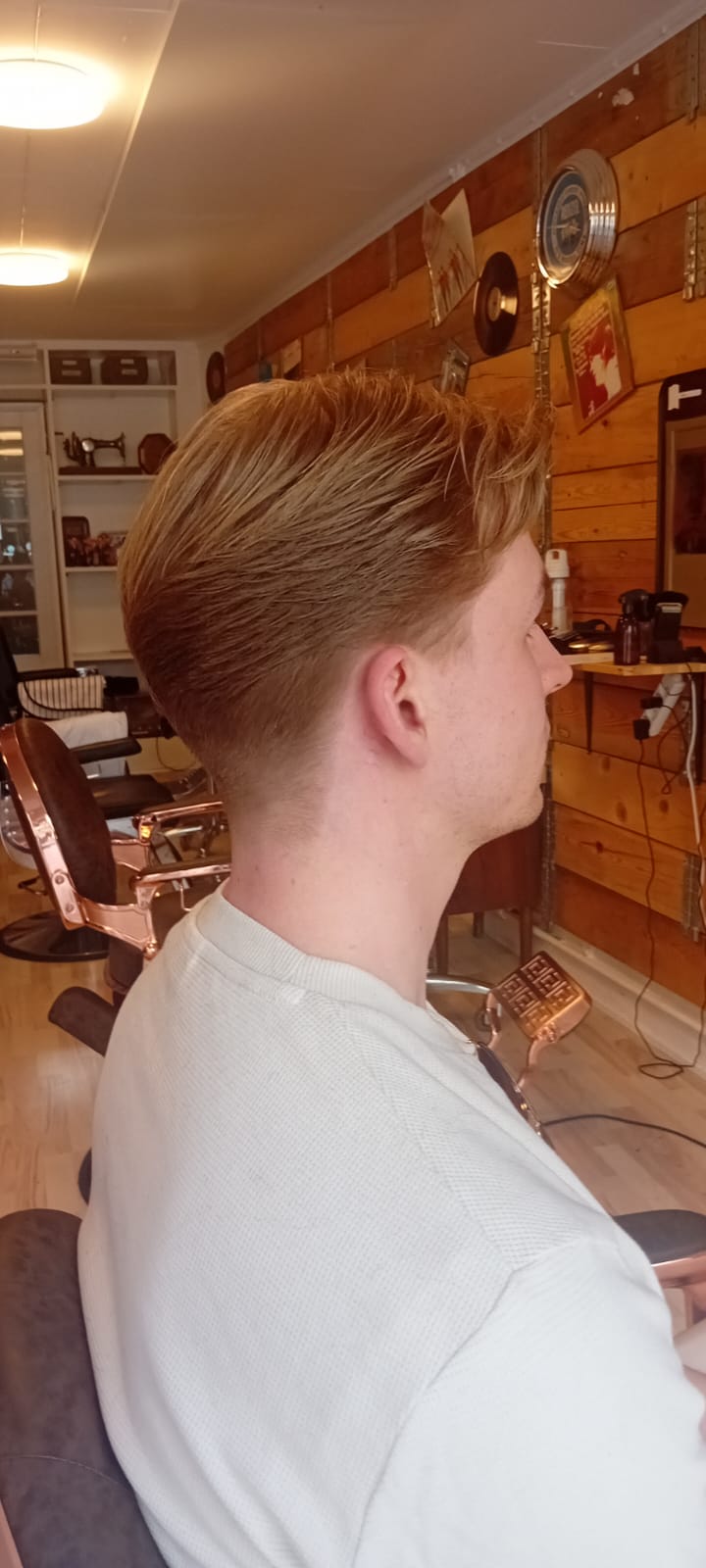 Slicked back undercut frisure på klient med rødt hår - herrefrisure set fra højre side bagved