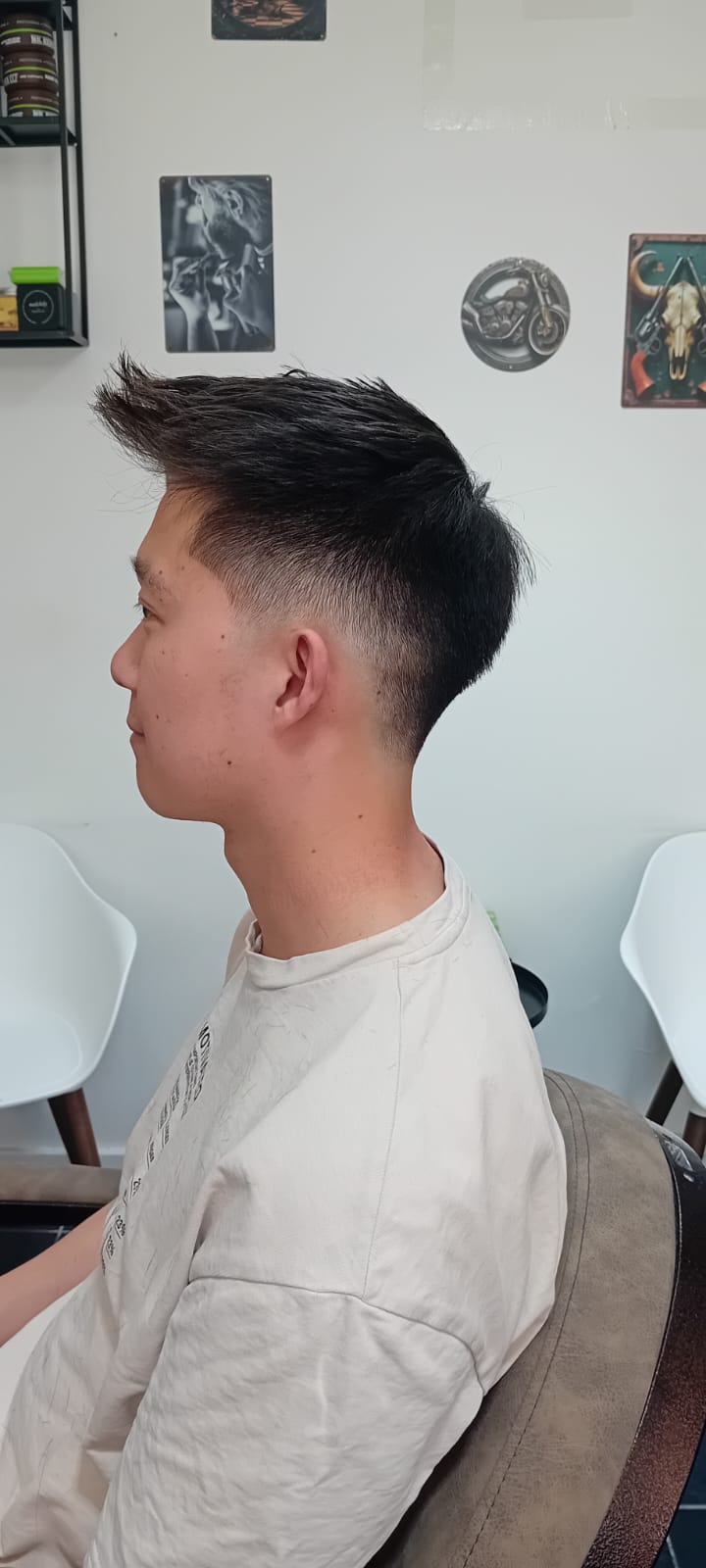 Textured spiky top high fade frisure på klient med mørkt hår - herrefrisure set fra venstre