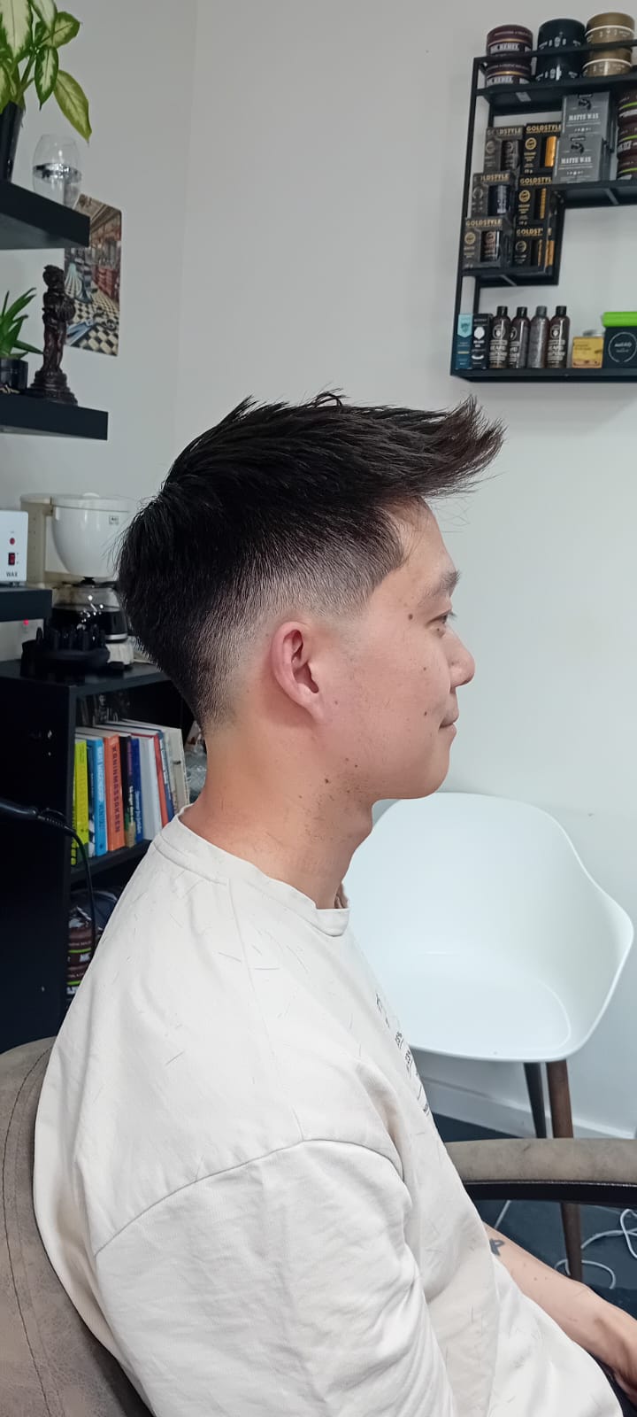 Før textured spiky top high fade frisure på klient med mørkt hår - herrefrisure set fra højre