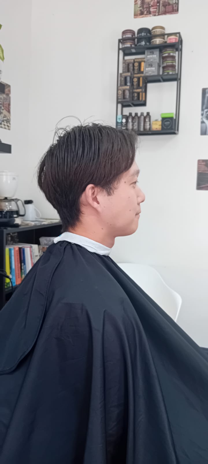 Før textured spiky top high fade frisure på klient med mørkt hår - herrefrisure set fra højre